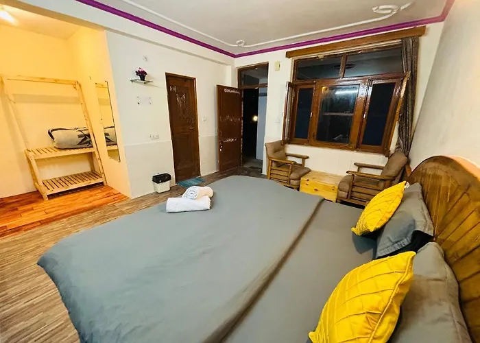 Cafe Monkbase- Food And Stay Manali 